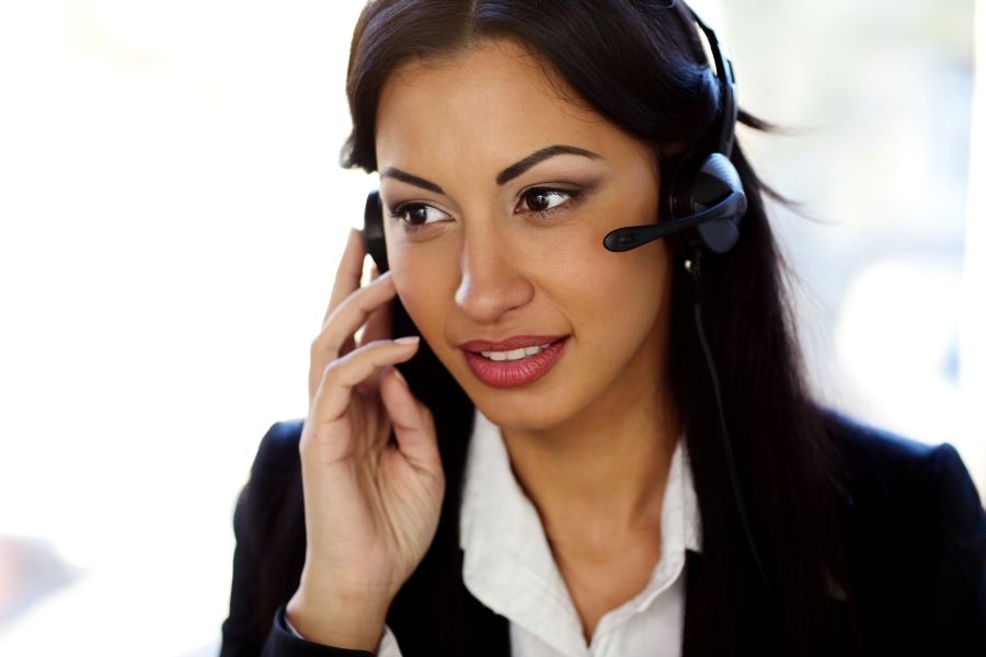 Optimized-support-phone-operator-in-headset-at-workplace-SBI-300858780.jpg